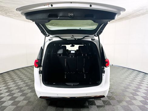 Used 2025 Chrysler Pacifica Select FWD image 31