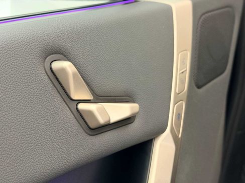 Used 2023 BMW iX xDrive50 w/ Sport Package image 17