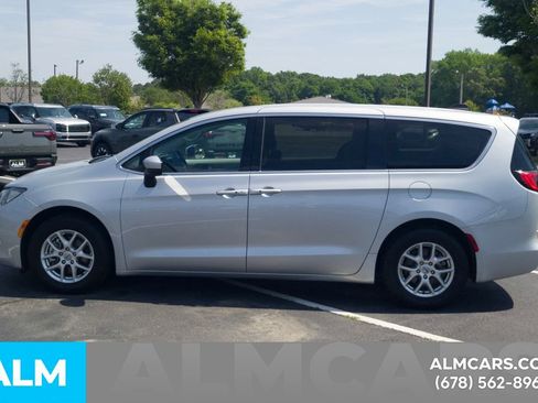 Used 2023 Chrysler Voyager LX FWD image 10