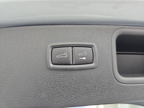 Used 2025 Porsche Macan AWD/4WD image 13