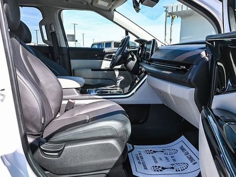 Used 2023 Kia Carnival EX image 16