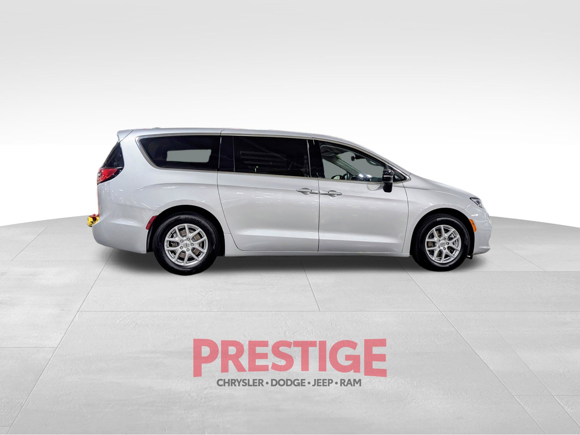 Used 2024 Chrysler Pacifica Touring-L FWD image 6