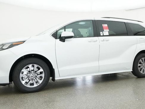 New 2026 Toyota Sienna XLE FWD image 21