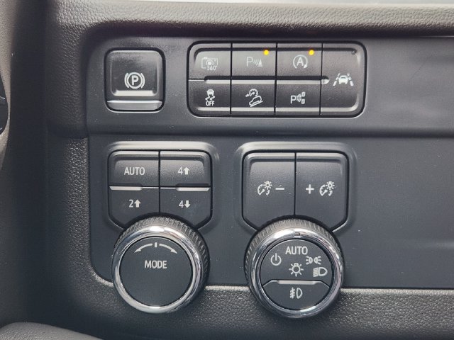 Used 2025 Chevrolet Suburban Z71 AWD/4WD image 23