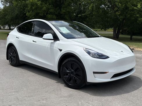 Used 2024 Tesla Model Y Long Range RWD image 1