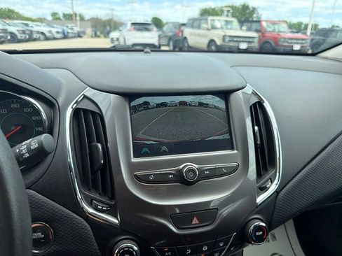 Used 2018 Chevrolet Cruze LT w/ Convenience Package FWD image 29