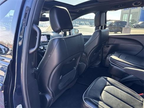 Used 2023 Chrysler Pacifica Limited w/ S Appearance Package image 26