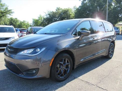 Used 2018 Chrysler Pacifica Touring Plus w/ S Appearance Package FWD image 3