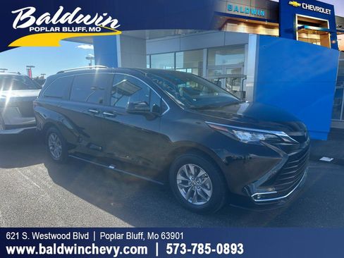 Used 2024 Toyota Sienna XLE image 1