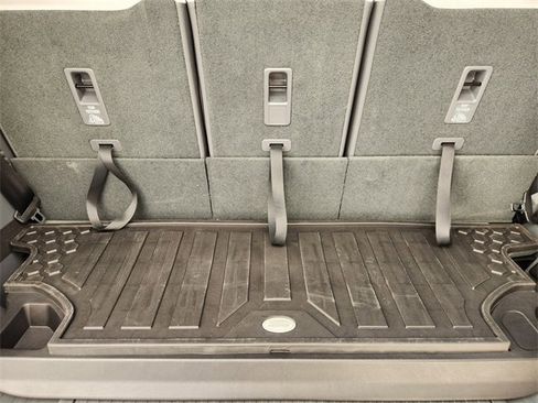 New 2026 Land Rover Defender 130 X-Dynamic SE image 22