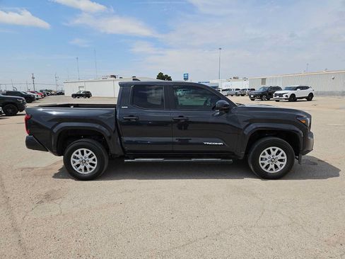 Used 2025 Toyota Tacoma SR5 AWD/4WD image 9