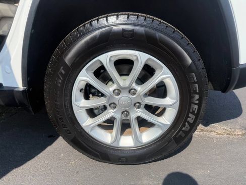 Certified 2022 Jeep Grand Cherokee Laredo E AWD/4WD image 34