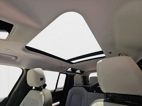 New 2025 Land Rover Defender 110 S image 16