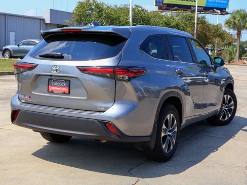 Used 2025 Toyota Highlander XLE FWD image 3