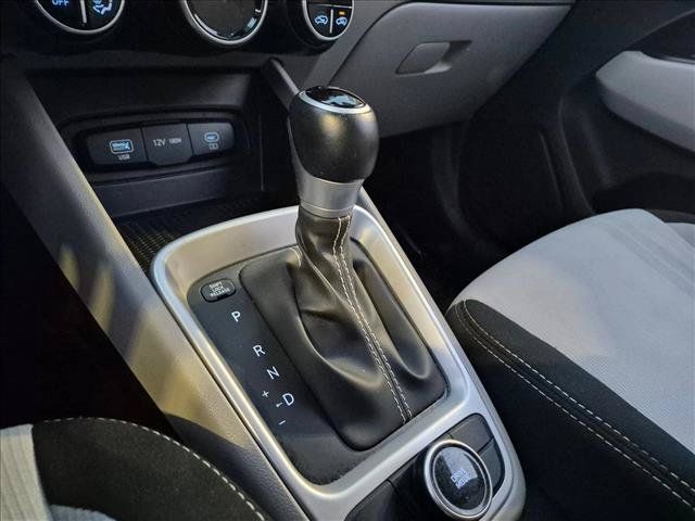 Used 2025 Hyundai Venue SEL FWD image 17