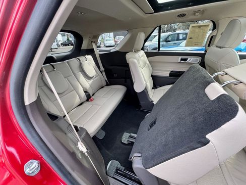 Used 2023 Ford Explorer Platinum w/ Technology Package AWD/4WD image 32