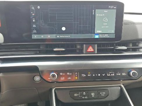 Used 2025 Kia Carnival FWD image 5