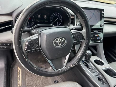 Used 2019 Toyota Avalon Limited FWD image 9