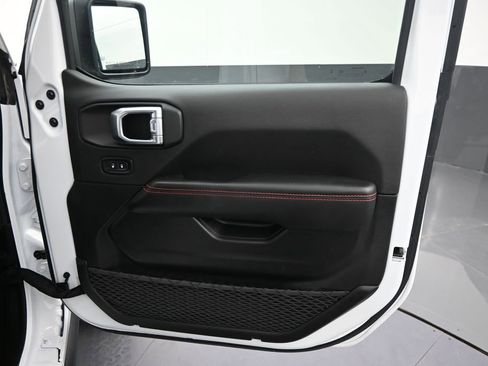 Used 2025 Jeep Wrangler Unlimited Rubicon w/ Convenience Group AWD/4WD image 35