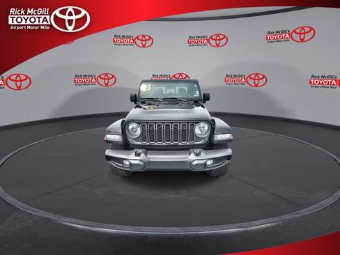 Used 2025 Jeep Gladiator Sport AWD/4WD image 3