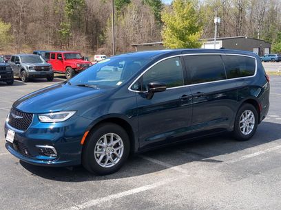 Used 2025 Chrysler Pacifica Select