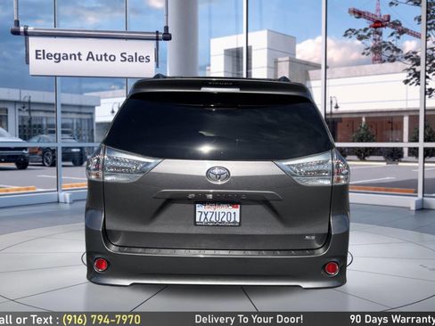 Used 2017 Toyota Sienna SE w/ SE Preferred Package image 6