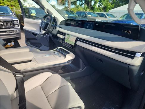 New 2026 Lincoln Navigator Premiere AWD/4WD image 25