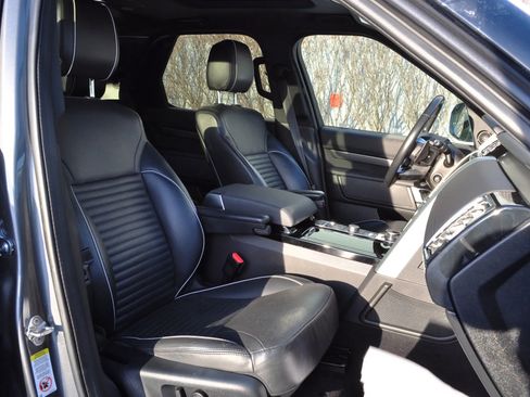 Used 2019 Land Rover Discovery HSE image 2