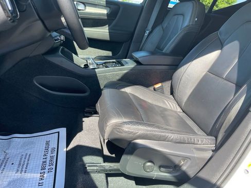 Used 2023 Volvo XC40 B5 Plus AWD/4WD image 7
