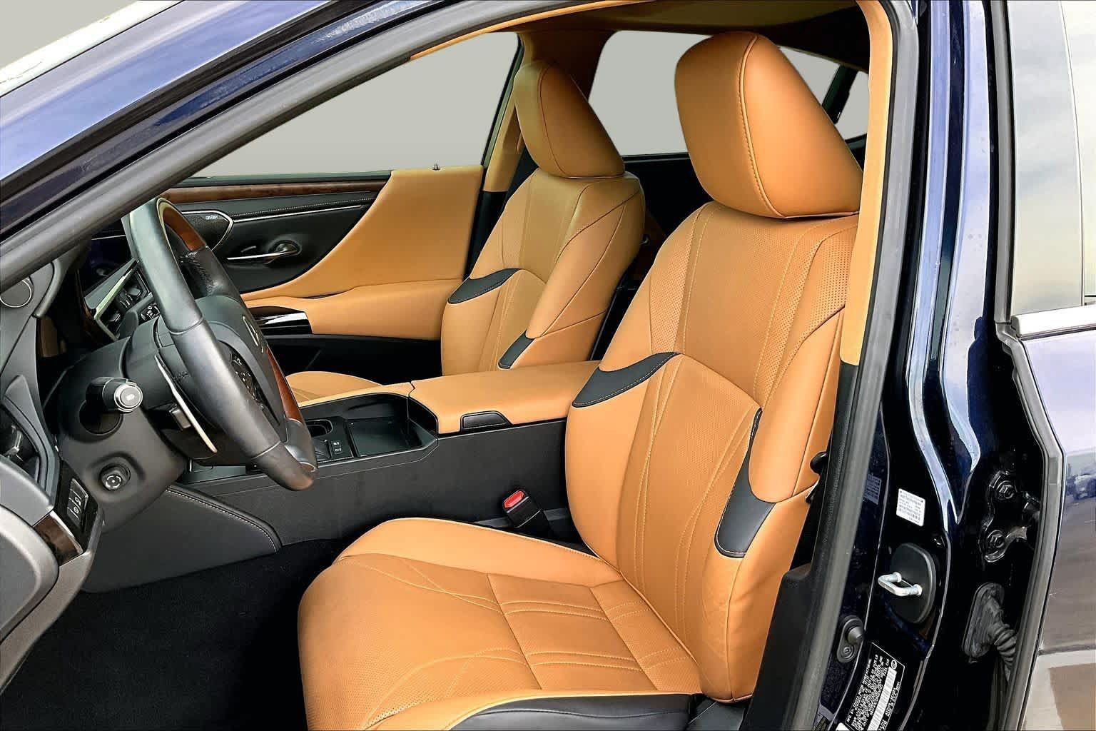 Used 2023 Lexus ES 300h Ultra Luxury w/ Accessory Package (Z2) FWD image 8