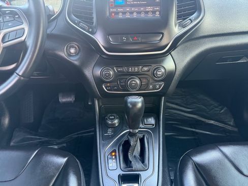 Used 2019 Jeep Cherokee Latitude Plus AWD/4WD image 15