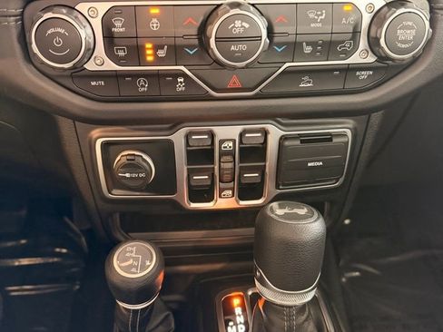 Used 2025 Jeep Wrangler Sahara image 15