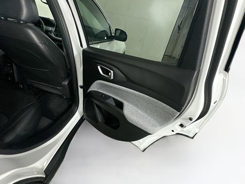 Used 2025 Jeep Compass Latitude image 28