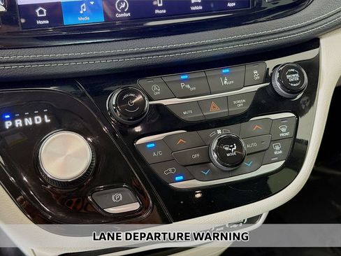 Used 2023 Chrysler Pacifica Touring-L AWD/4WD image 6