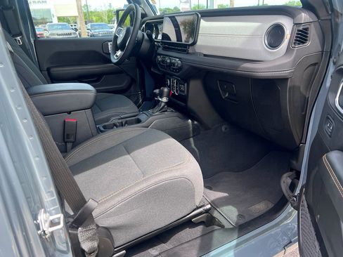 Used 2025 Jeep Wrangler Sahara w/ Safety Group image 16