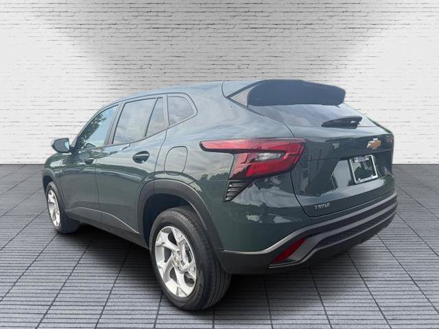 Used 2025 Chevrolet Trax LS w/ LS Convenience Package FWD image 3