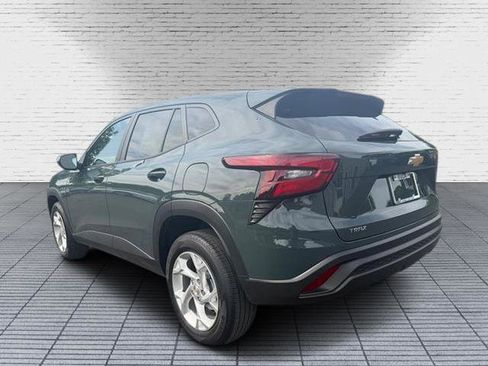 Used 2025 Chevrolet Trax LS w/ LS Convenience Package FWD image 3