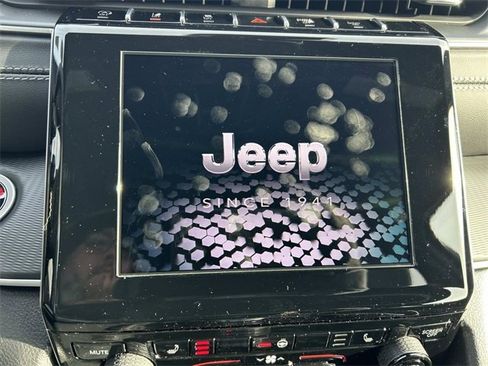 New 2025 Jeep Grand Cherokee Altitude image 9