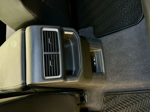 Used 2024 Volkswagen Atlas Cross Sport SE image 27