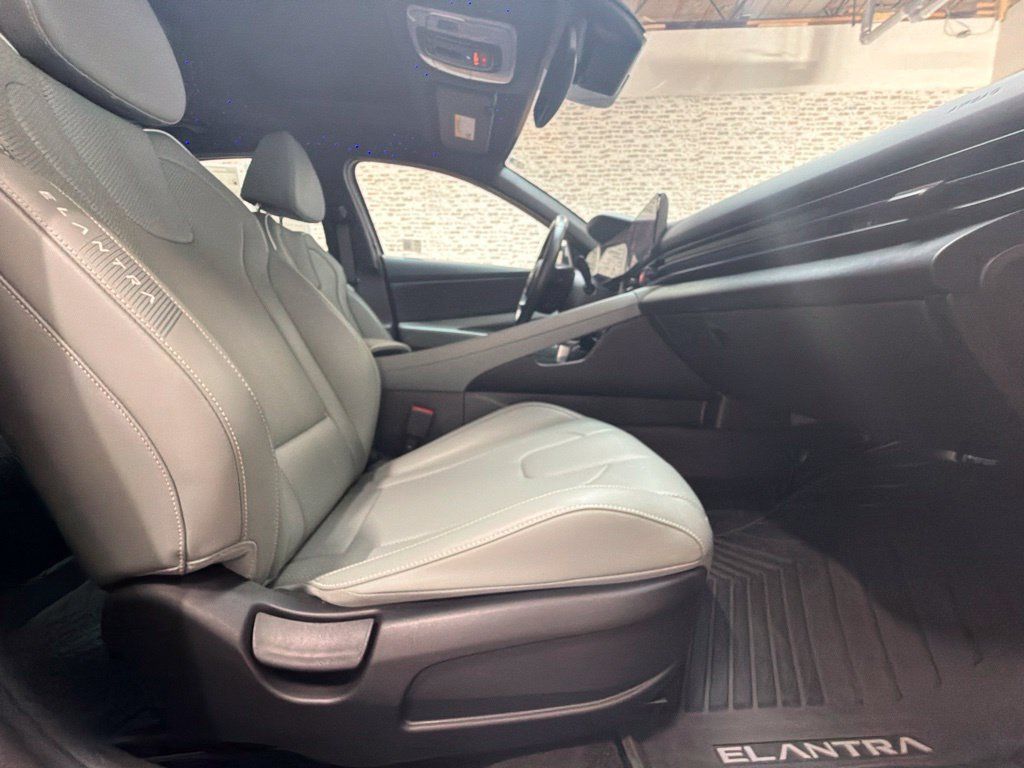 Certified 2024 Hyundai Elantra Limited FWD image 11