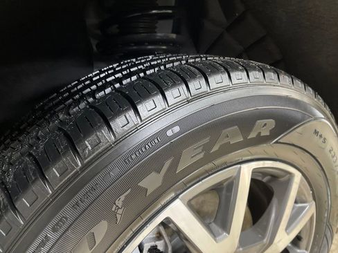 Certified 2023 GMC Acadia SLE w/ Driver Convenience Package image 27