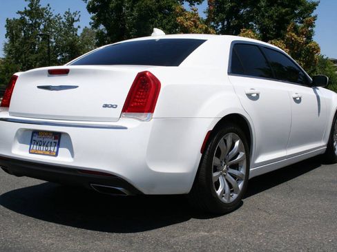 Used 2017 Chrysler 300 Limited RWD image 5
