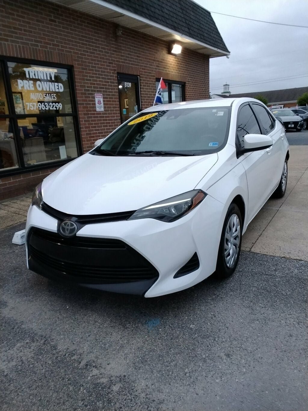 Used 2019 Toyota Corolla LE FWD image 1
