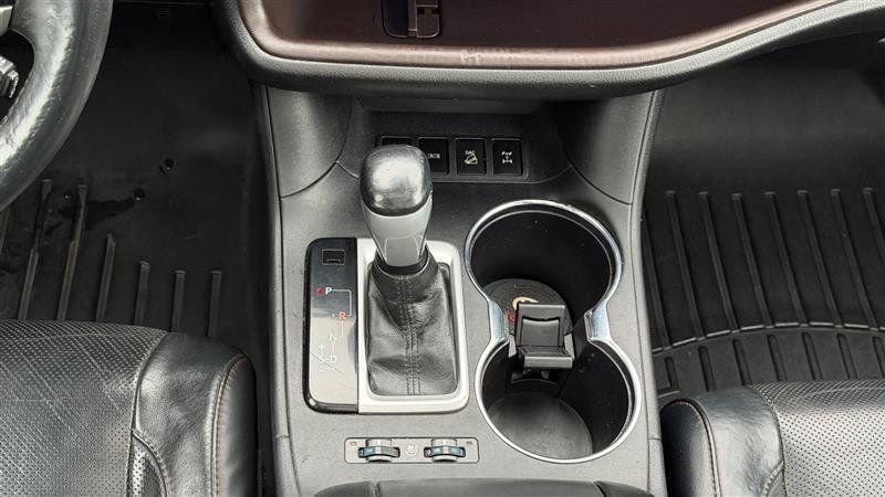 Used 2015 Toyota Highlander Limited Platinum AWD/4WD image 25