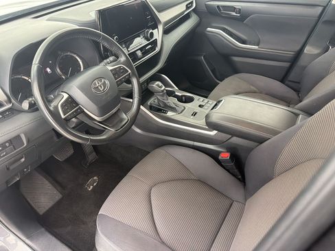 Used 2025 Toyota Highlander LE FWD image 4