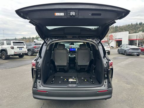 New 2026 Toyota Sienna XLE image 12
