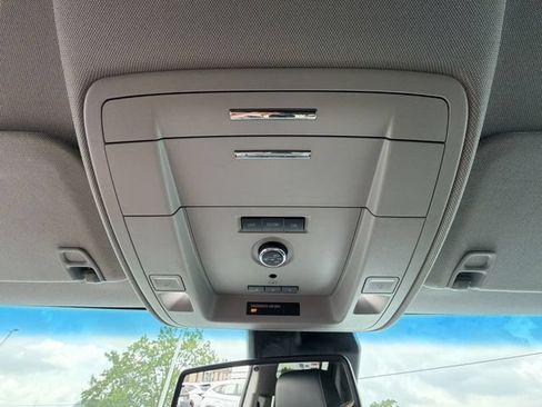 Used 2018 Chevrolet Suburban Premier AWD/4WD image 25