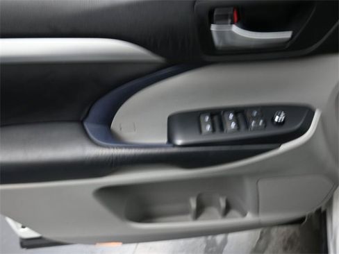 Used 2018 Toyota Highlander XLE image 13