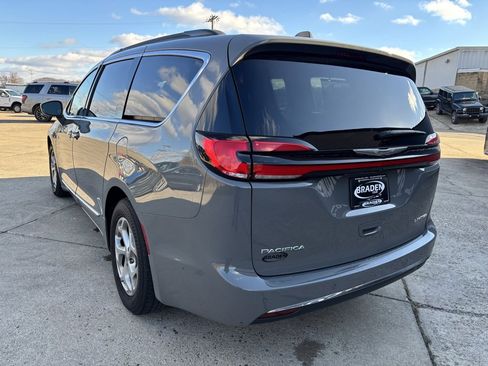 Used 2022 Chrysler Pacifica Limited image 5