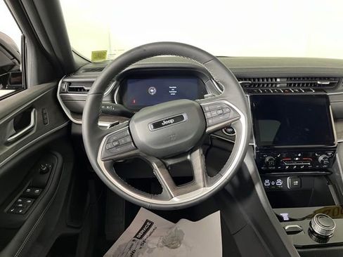 Used 2025 Jeep Grand Cherokee Limited AWD/4WD image 20